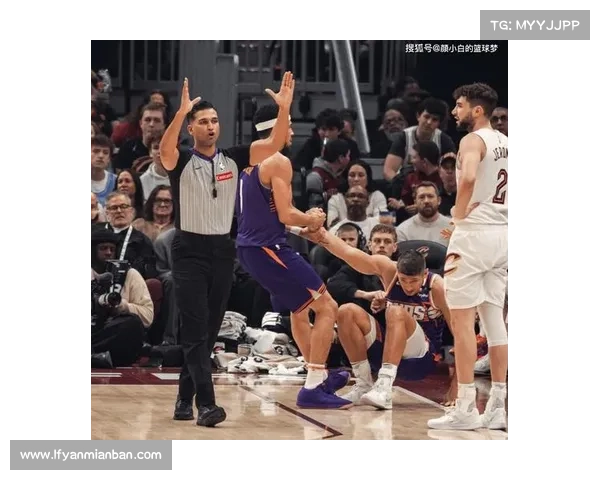 布克独特比赛风格解析：突破、得分能力与场上智慧的完美融合